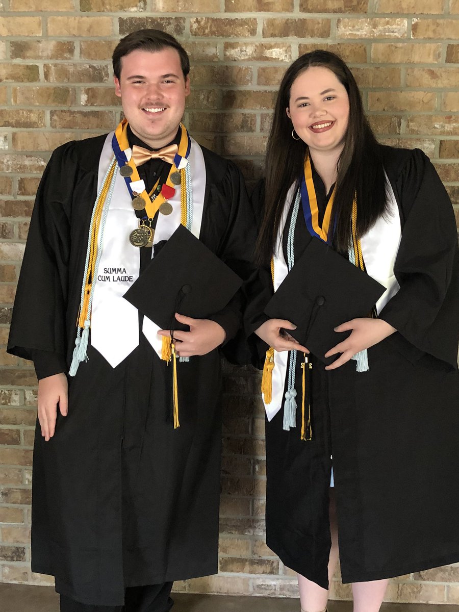 nicmc0728's tweet photo. I can’t believe graduation is tomorrow! 🥺❤️ Love you guys and many others I didn’t have pictures with! https://t.co/MWhvgmsGn2