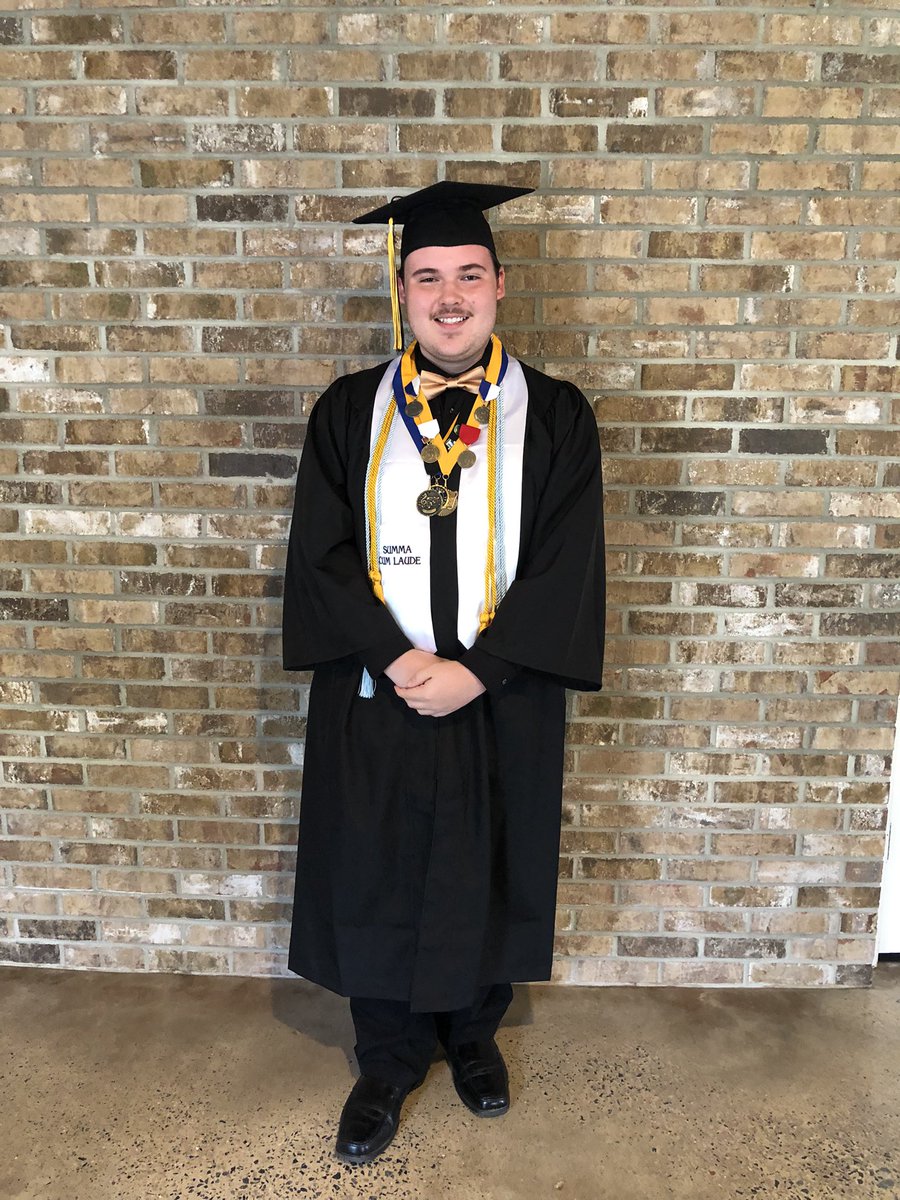 nicmc0728's tweet photo. I can’t believe graduation is tomorrow! 🥺❤️ Love you guys and many others I didn’t have pictures with! https://t.co/MWhvgmsGn2