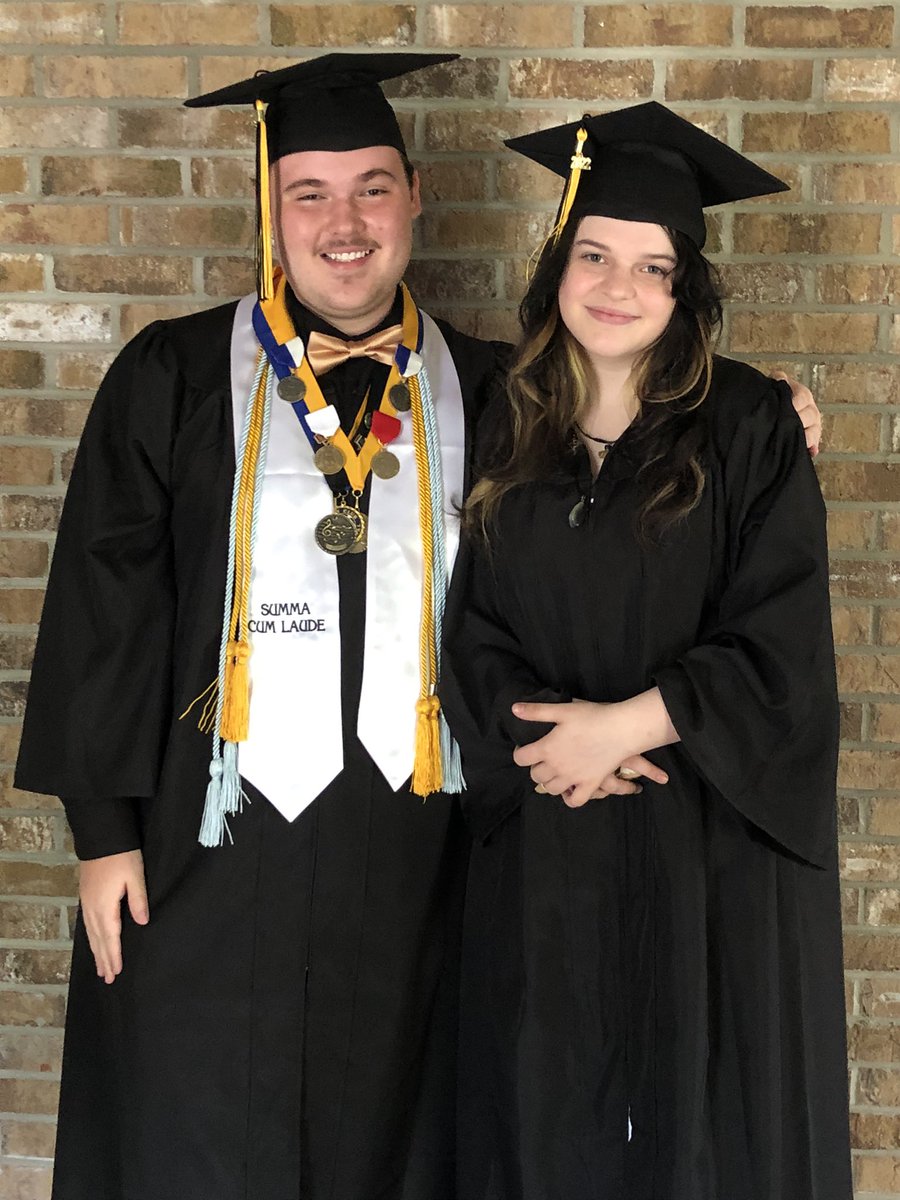 nicmc0728's tweet photo. I can’t believe graduation is tomorrow! 🥺❤️ Love you guys and many others I didn’t have pictures with! https://t.co/MWhvgmsGn2