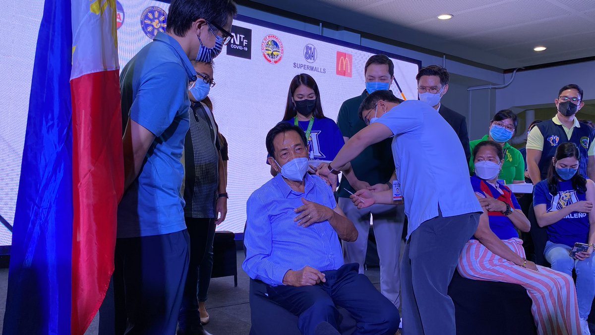 romeltv5's tweet photo. Mandaluyong Mayor-elect Ben Abalos kabilang din sa mga nagpa bakuna sa Ceremonial vaccination ngayong araw para manghikayat sa mga Kababayan natin na magpabooster. @News5PH @onenewsph https://t.co/pVZLxzqQ9q