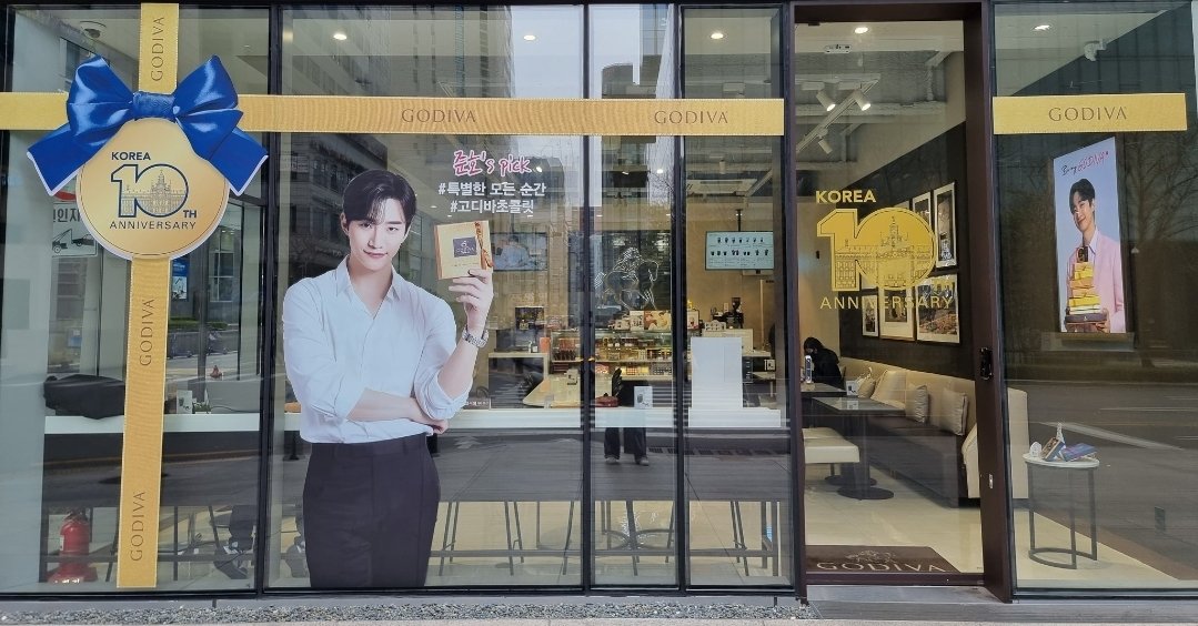 Gladyzkhun's tweet photo. Lee Junho is everywhere in South Korea 🇰🇷 1️⃣

#2PM #Junho #LeeJunho #준호 #이준호 https://t.co/QsCYEyirzw