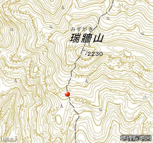 yamanashi_M_R's tweet photo. ５月２５日、＃瑞牆山 で山岳遭難が発生し救助しました。遭難者は頂上から下山途中、地図の赤印地点で、木の根をまたぎ段差を下りようとしたところ、着地を誤り転倒し、腰を強打して骨盤骨折の重傷を負っています。着地する足下の状態をよく観察し、足の置き方にも注意をしましょう！＃山梨山岳遭難 https://t.co/P1h5u7w5uF