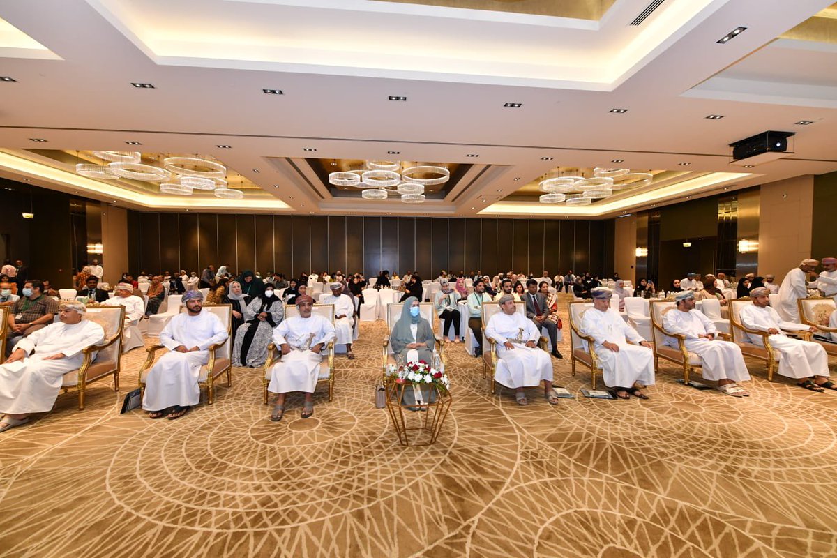 الندوة تنظمها ليوم واحد وزارة الصحة ممثلة بالمديرية العامة للصيدلة والرقابة الدوائية، وتأتي تحت إطار التعليم الصيدلاني المستمر، وذلك تحت رعاية سعادة الدكتورة فاطمة بنت محمد العجمية وكيلة وزارة الصحة للشؤون الإدارية والمالية والتخطيط.