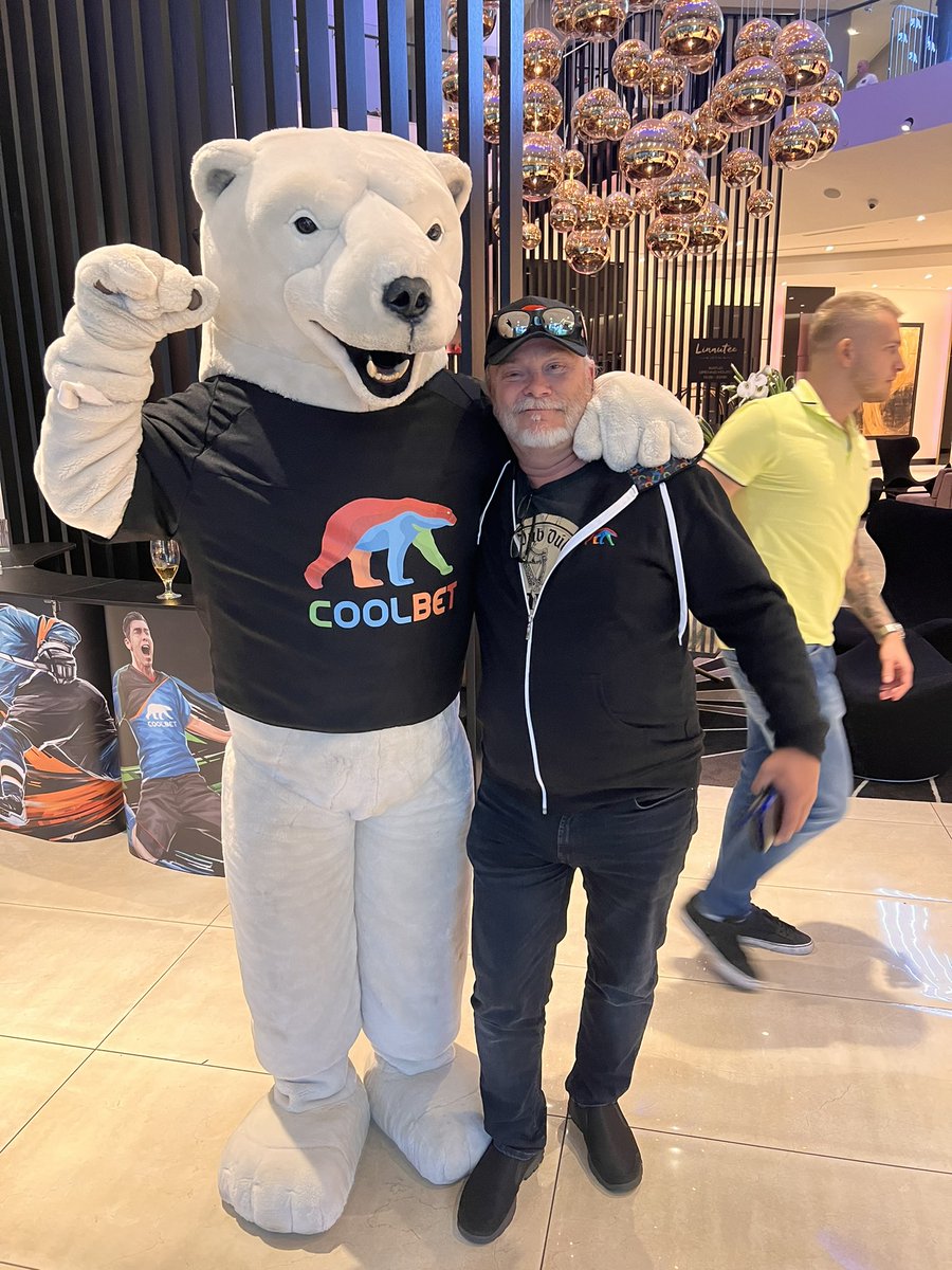 Etter noen tunge år, så kan gutta kose seg med #coolbetopen igjen og Svein Olav fikk endelig være Coolbear♥️
#poker #norge