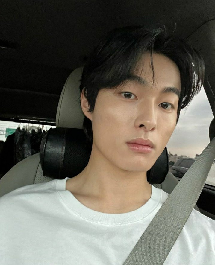 jhluvhr's tweet photo. ITS LITERALLY SO ILLEGAL TO LOOK THIS FINE HES SO FREAKING HOT https://t.co/WrmeDqYvxj