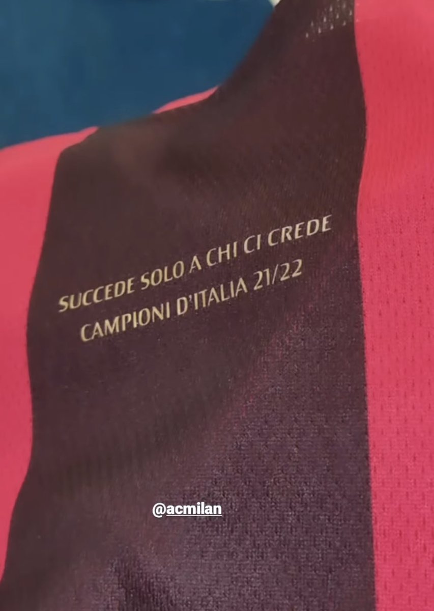 Patch yang terdapat pada jersey Milan saat seremoni pemberian trofi juara Serie A musim 2021/22

"itu hanya terjadi pada mereka yang mempercayainya. Juara Italia 21/22"

📷 via IG Messias Jr