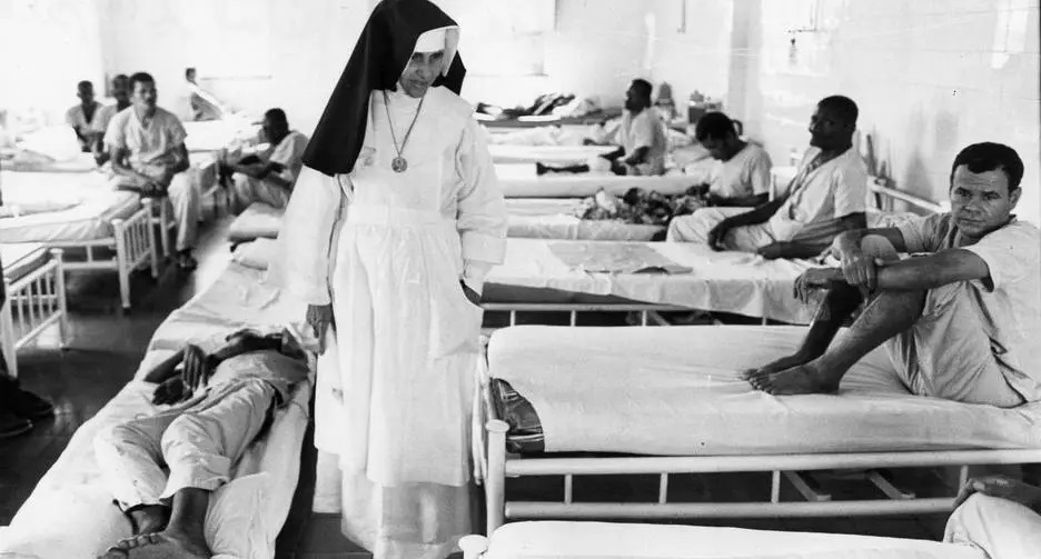 historia_pensar's tweet photo. Irmã Dulce visitando os enfermos atendidos em um hospital de suas Obras Sociais. Canonizada pelo Vaticano sob o título de "Santa Dulce dos Pobres", Irmã Dulce nasceu em Salvador há 108 anos, em 26 de maio de 1914. É a primeira santa nascida no Brasil.

1/26 https://t.co/Cki7bA1kAF