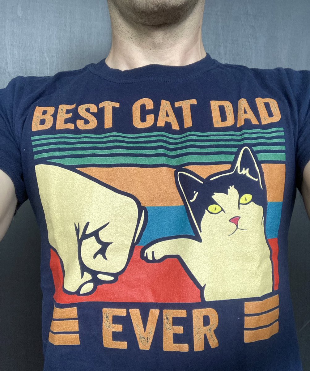 RoxyDeHerder's tweet photo. Twitter, wat kan ik doen? Mβn mens heeft vandaag dit t-shirt aan?!
Kan ik me nu best identificeren als kat? Of moet ik hem voor Vaderdag een nieuw t shirt cadeau doen? #bedroefd https://t.co/6BZCaYXGAU