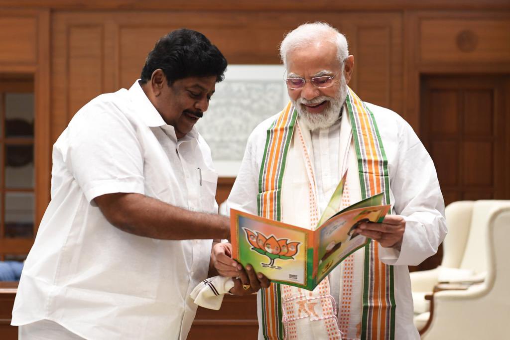 KPRamalingamMP's tweet photo. பாரதத்தாயின் தவப்புதல்வனே வருக வருக #Vanakkam_Modi https://t.co/SiWFp20R3c