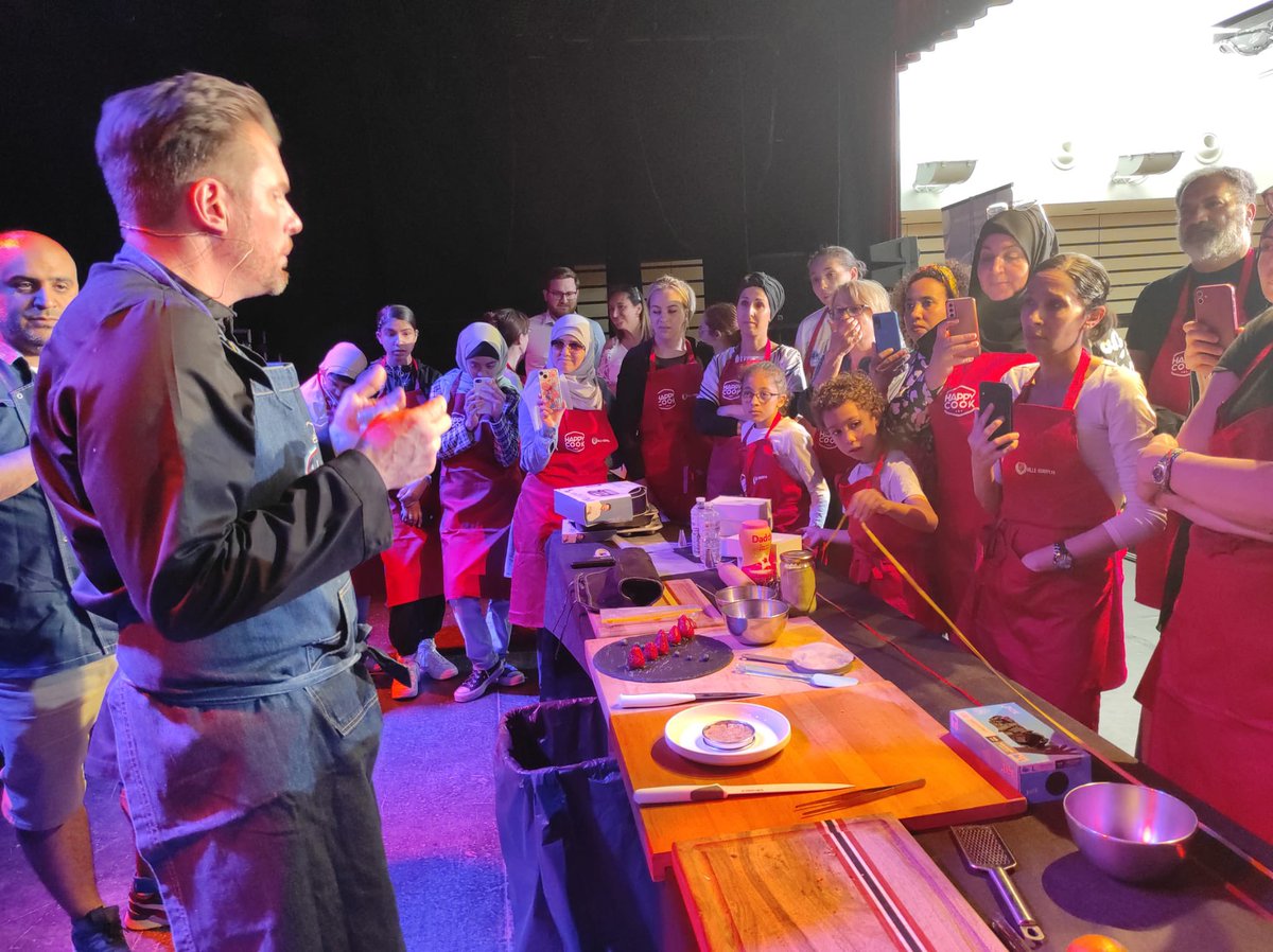 QuentinGesell's tweet photo. 🧁 Pour la première fois en Seine-Saint-Denis, le chef @NorbertTarayre et @KarimFares étaient à #Dugny pour animer un atelier 100% participatif de pâtisserie avec #HappyCook !
Bravo à tous les participants et merci aux services pour ce bel événement. https://t.co/abMvRctHpa