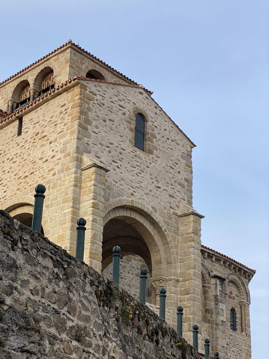 Bagalad vous emmène en Auvergne ! 👀

💡 La collégiale Saint-Laurent d’Auzon est une ancienne collégiale bénédictine. 

🏅Bâtie à l’apogée de l’art roman auvergnat, au XIIeme siècle, elle est classée monument historique depuis 1906 !

👉 Le portrait : bagalad.org/2022/04/22/la-…