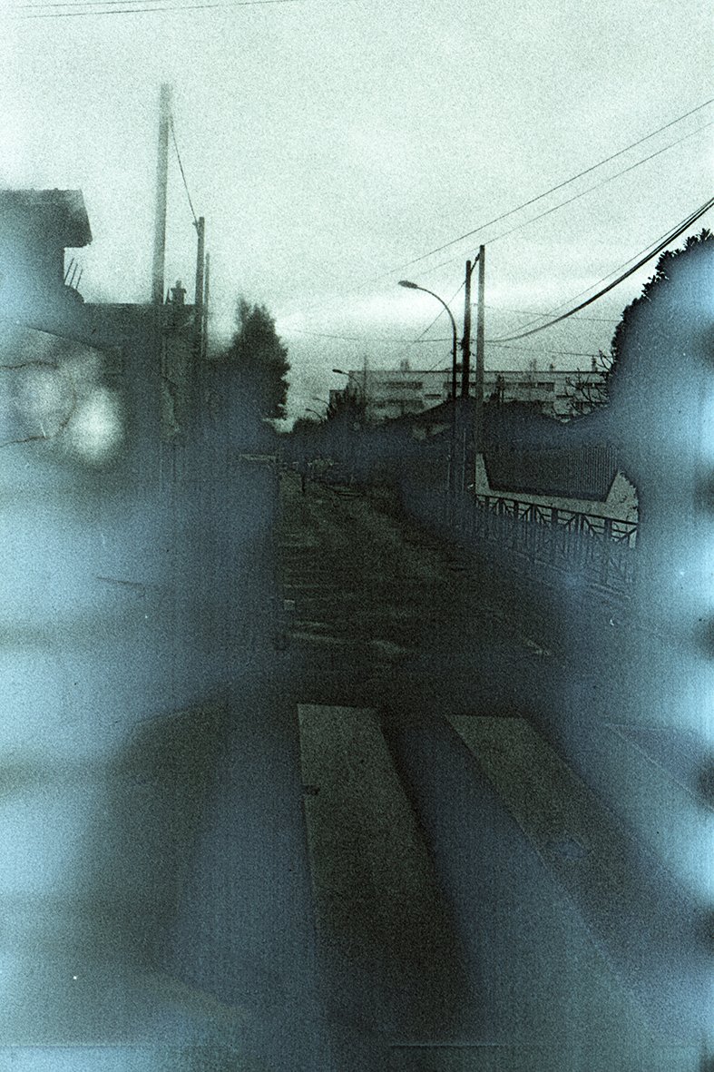 Analogapertures's tweet photo. Je viens de trouver une nouvelle manière de développer des films. Tellement riche de virages qu'on peut scanner un film noir et blanc en couleurs. C'est incroyable mais plot-twist, je ne sais pas comment j'ai fait ça.. 🤣 https://t.co/rVRPvePEYS