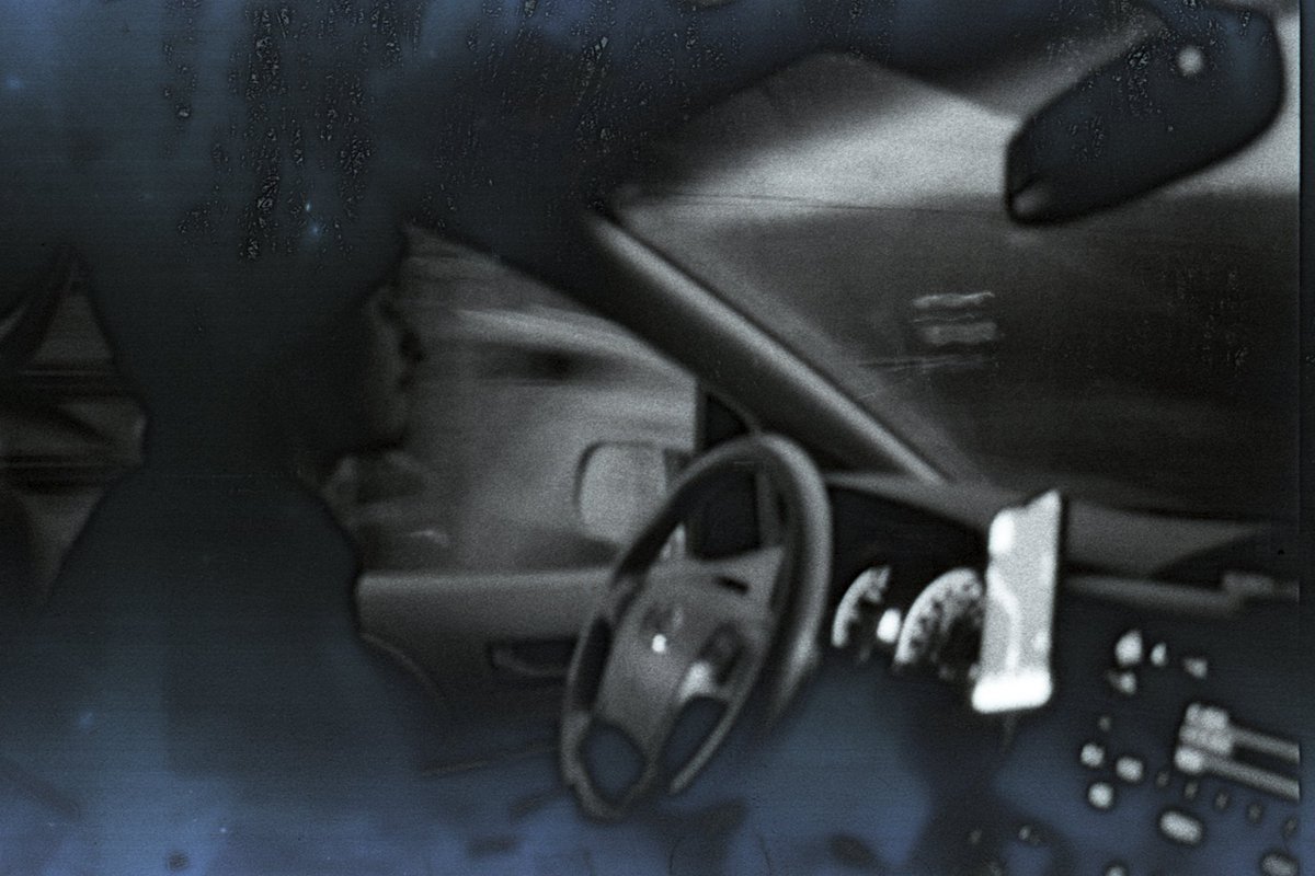 Analogapertures's tweet photo. Je viens de trouver une nouvelle manière de développer des films. Tellement riche de virages qu'on peut scanner un film noir et blanc en couleurs. C'est incroyable mais plot-twist, je ne sais pas comment j'ai fait ça.. 🤣 https://t.co/rVRPvePEYS