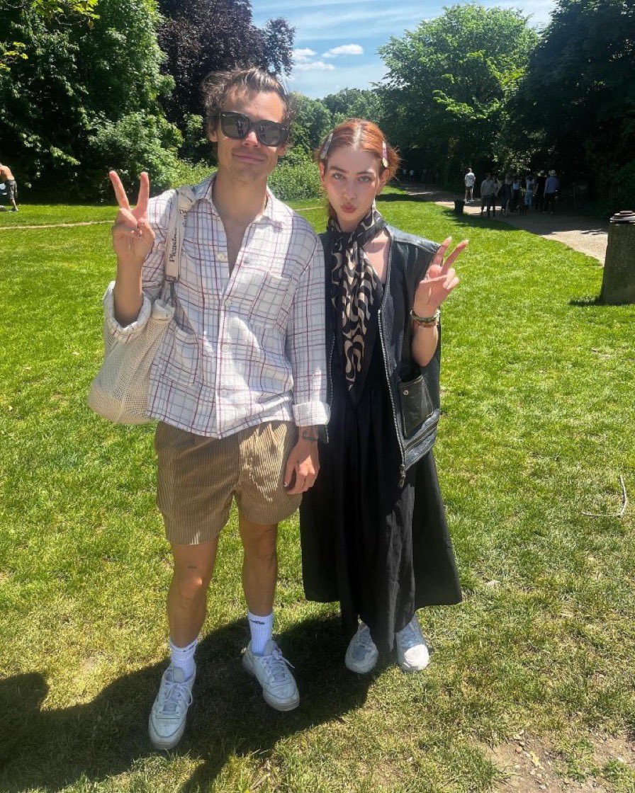 UpdatesHSFR's tweet image. Harry avec un.e fan à Londres récemment ! 

via dolcebanoonie