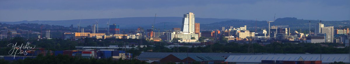 Lee_Collings74's tweet photo. 2 shorter panoramas of #Leeds taken from #Rothwell this morning @JonMitchellITV https://t.co/D7WF2hVdPA