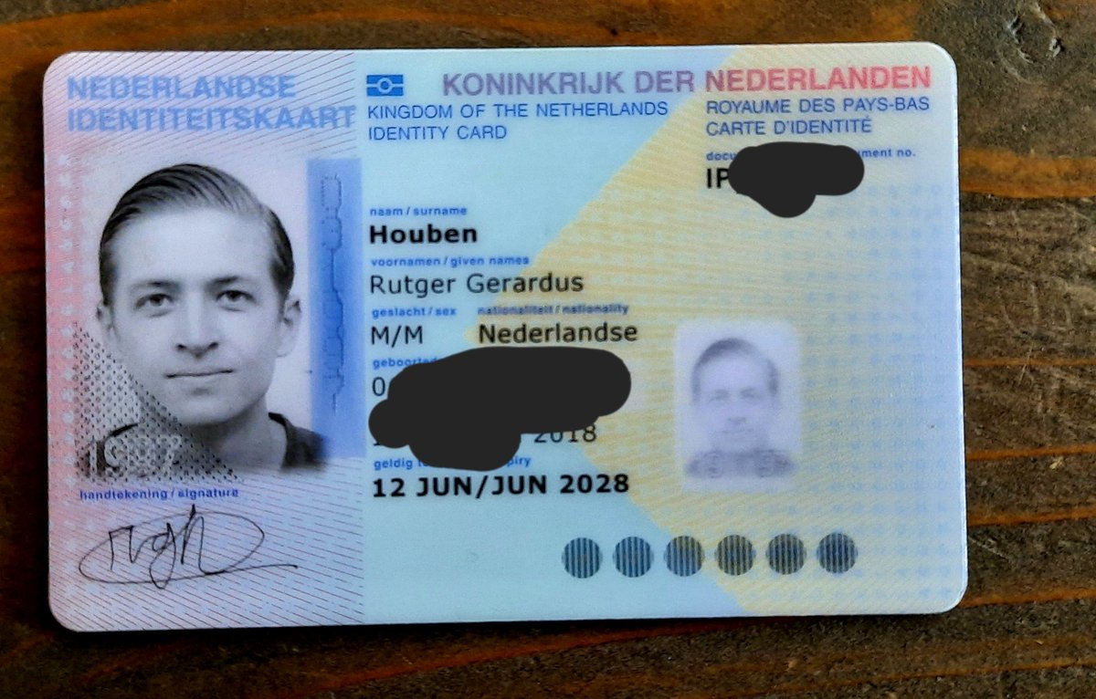 Gevonden in de Fanzone van Feyenoord Tirana.

Wie weet of kent Rutger, een RT zou mooi zijn.