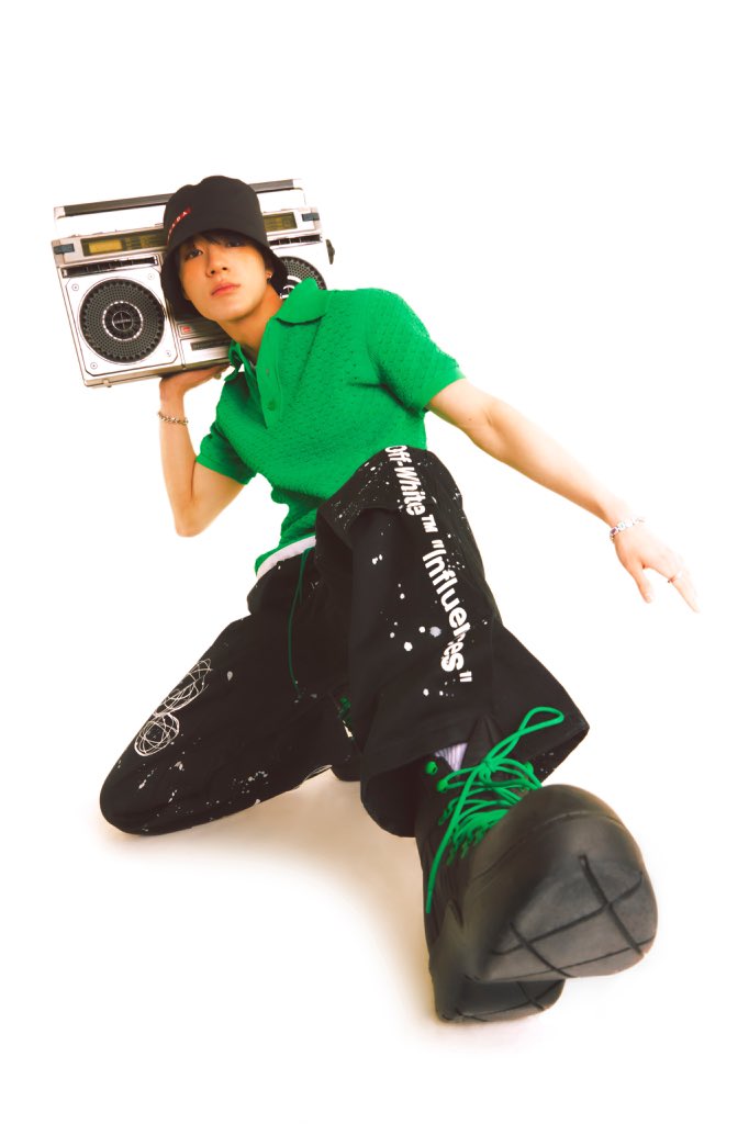 Proof that music has been the “aura” since forever. This comeback (spoiler) is focusing on THE era, read: the late 80s. Don’t you think it’s amusing? only with this outfit you could pull those retro style at once? Friendly reminder, Don’t forget to do your beatbox today.