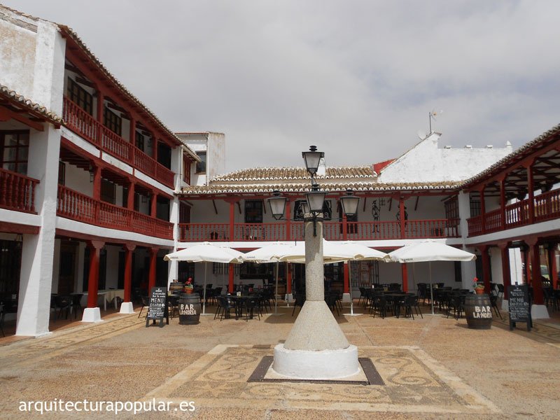 arquipopular's tweet photo. Plaza de la Constitución, Puerto Lápice, Ciudad Real / @sabersabores La población, paso natural en la ruta Madrid-Andalucía, ha contado desde hace siglos con numerosas ventas y posadas. Su plaza, de soportales y dos alturas, es centro de actos sociales. https://t.co/44PoXr2YOd