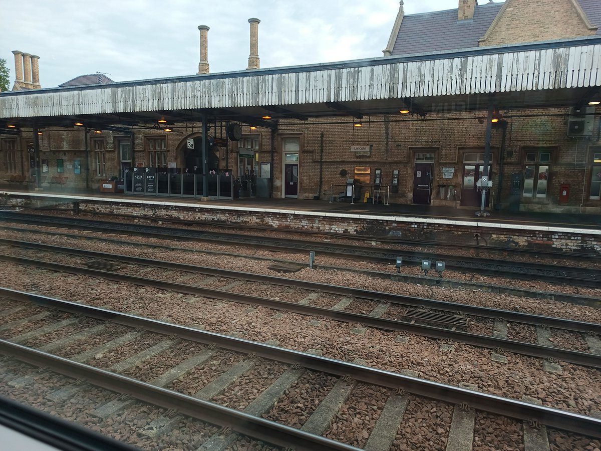 Early start here to meet up with the <a href="/Solarmedialtd/">Solar Media</a> editorial team in London for the first time since I went remote in 2020 💂