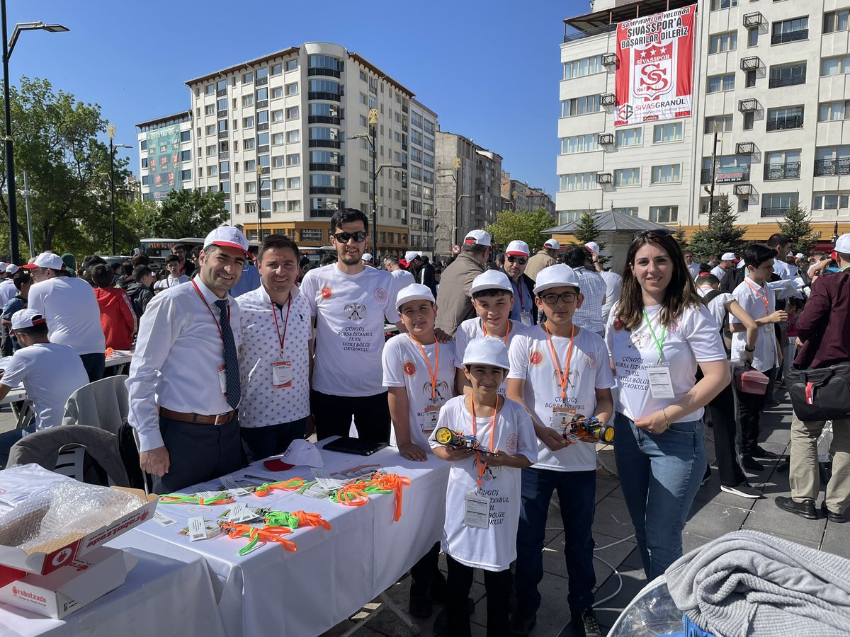 cungusybo's tweet photo. Si-Ro robot yarışması için yarışma alanındayız. https://t.co/7ZrY6LvGtw