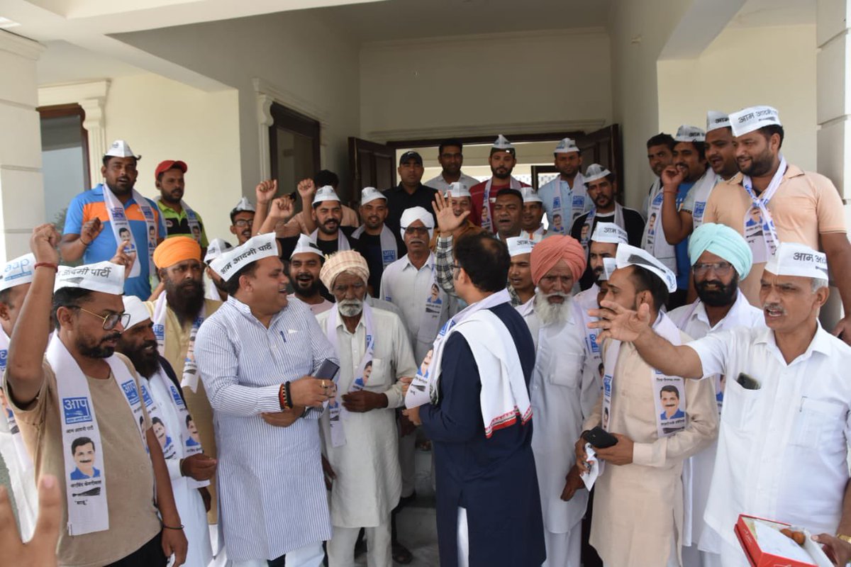 Tanwar_Indian's tweet photo. आज गुरमेज गोंदर जी के फार्म हाउस पर सैंकड़ो साथियों ने @AamAadmiParty की सदस्यता ग्रहण की, @ArvindKejriwal जी की नितीयो से प्रभावित हो हर आज हरियाणा का हर एक वासी @AAPHaryana से जुड़ना चाहता है। https://t.co/xMewZYjnBJ