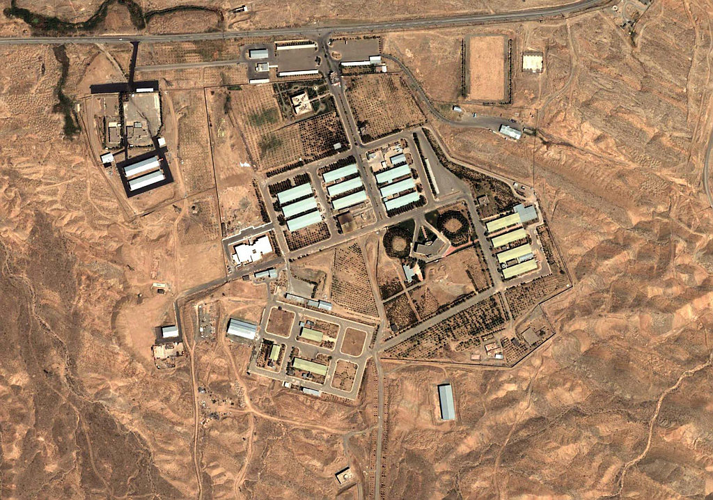 IsraelHayomEng's tweet photo. "Accident" at #Iran's #Parchin military compound leaves 2 dead, several wounded https://t.co/Oxt8PNsq95 #iraniannuclearprogram #nucleariran 
(AP) https://t.co/LYxrJ2ch17