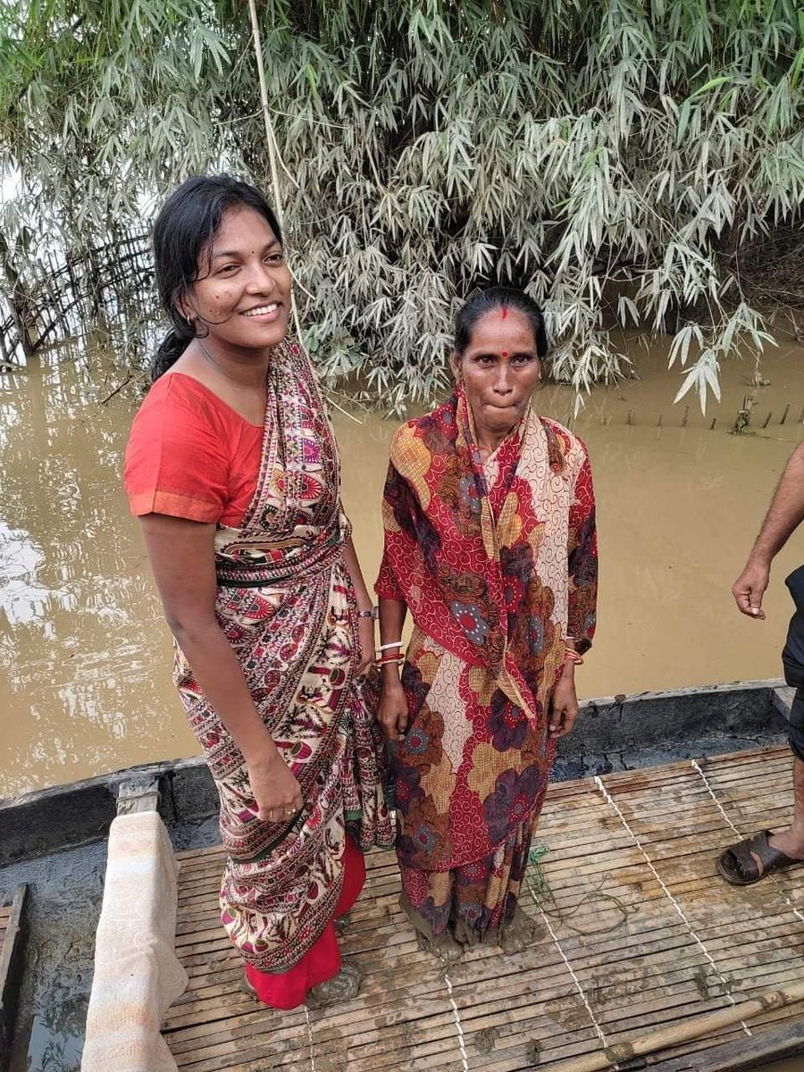 tulika_devi's tweet photo. At first glance nobody will believe this is an IAS officer! After her pics went viral Keerthi Jalli, DC Cachar is receiving praise for her simplicity &amp; service during flood crisis. Piggyback rider politicians can take a lesson or two from her! God bless. #Assam @IASassociation https://t.co/sGJXs8WeOl