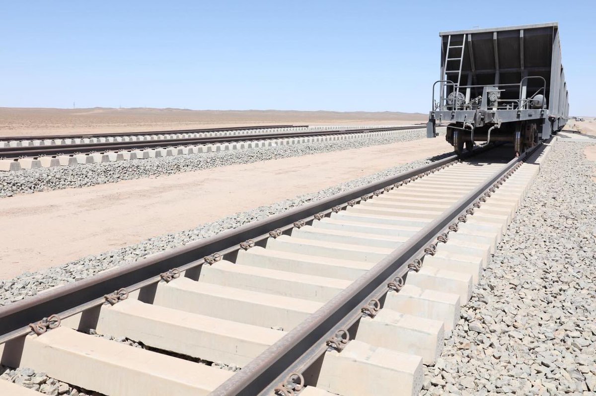 Нүүрс тээвэр машинаар биш төмөр замаар зөөвөл жолооч нарын ажлын байр устана үнэн. Харин 
-экспортын  хэмжээ нэмэгдэнэ
- илүү их доллар олно
-байгаль орчин сүйдэхгүй
-цар тахал болсон эсэхээс үл хамаарч хүний хавьтайлгүй тээвэрлэлт явна. 
хангалттай талцаж хэрэлдлээ одоо урагшлая