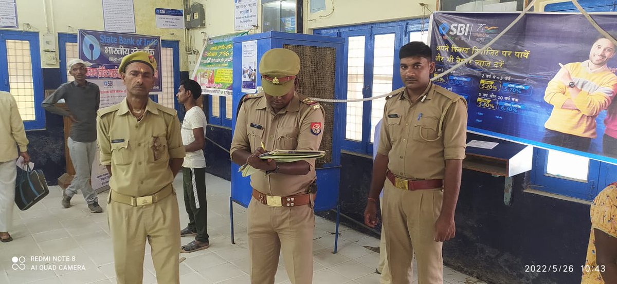 #BastiPolice थाना छावनी चौकी प्रभारी उ0 नि0  योगेंद्र कुमार मय पुलिस बल द्वारा थाना क्षेत्र अंतर्गत विक्रमजोत क्षेत्र के बैंकों  में लगे सीसीटीवी,सायरन व आस-पास संदिग्ध व्यक्तियों/वाहनों को चेक किया गया व बैंक में मौजूद लोगों को सुरक्षा/बचाव हेतुजागरुक किया गया
<a href="/Uppolice/">UP POLICE</a>
<a href="/AdgGkr/">ADG ZONE Gorakhpur</a>