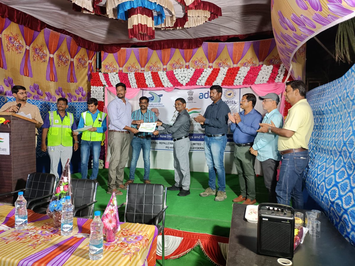 MancherialPiu's tweet photo. NHAI Mancherial Office felicitated construction workers(4L of Mancherial to Repallewada section of NH 363) in Mancherial and a  trip was also organized by NHAI  for them to the ​Kaleshwaram Lift Irrigation Project in the state of Telangana @NHAI_Official 
Azadi ka Amrit Mahotsav https://t.co/zd1u4Q6VVH