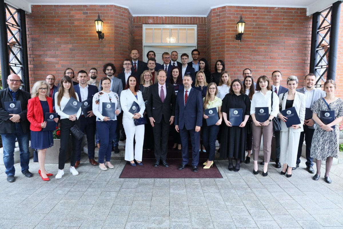 Ambasador USA w Polsce (@usambpoland) on Twitter photo Miałem ogromną przyjemność spotkać się z Prezesem <a href="/KosciuszkoFound/">Kosciuszko Foundation</a> Markiem Skulimowskim oraz z tegorocznymi stypendystami Fundacji, którzy wyjadą do USA na wymianę naukowo-badawczą. Cieszę się, że wspólnie wspieramy intelektualną, naukową i kulturową wymianę pomiędzy 🇺🇸 i 🇵🇱. Miałem ogromną przyjemność spotkać się z Prezesem <a href="/KosciuszkoFound/">Kosciuszko Foundation</a> Markiem Skulimowskim oraz z tegorocznymi stypendystami Fundacji, którzy wyjadą do USA na wymianę naukowo-badawczą. Cieszę się, że wspólnie wspieramy intelektualną, naukową i kulturową wymianę pomiędzy 🇺🇸 i 🇵🇱.