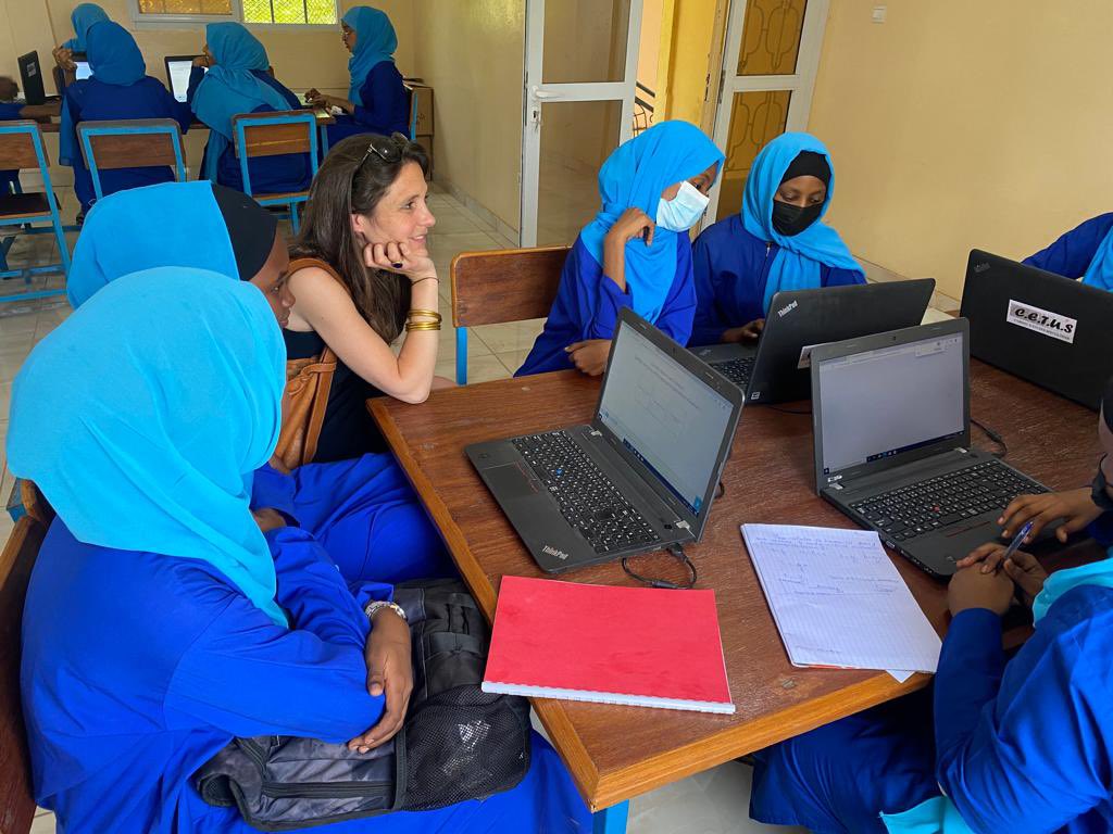 McMissir's tweet photo. Ces lycéennes tchadiennes préparent leur bac. Elles veulent être  médecin, biologiste, ingénieur. L’éducation des filles tchadiennes est au cœur du projet #TchadEducatik plateforme développée par le Ministère de l’Education du Tchad avec @reseau_canope @FranceauTchad @TactileoEdu https://t.co/6CEUf1RpIn
