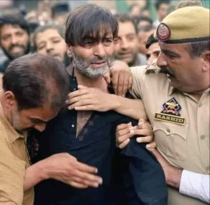 mrwasib's tweet photo. بولی لگاتے رہے میرے ضمیر کی کچھ بے ضمیرلوگ
جب خرید نا سکے مجھےتو میری سزا تجویز کرنے لگے 
#ReleaseYasinMalik https://t.co/w8r6ez4IRo