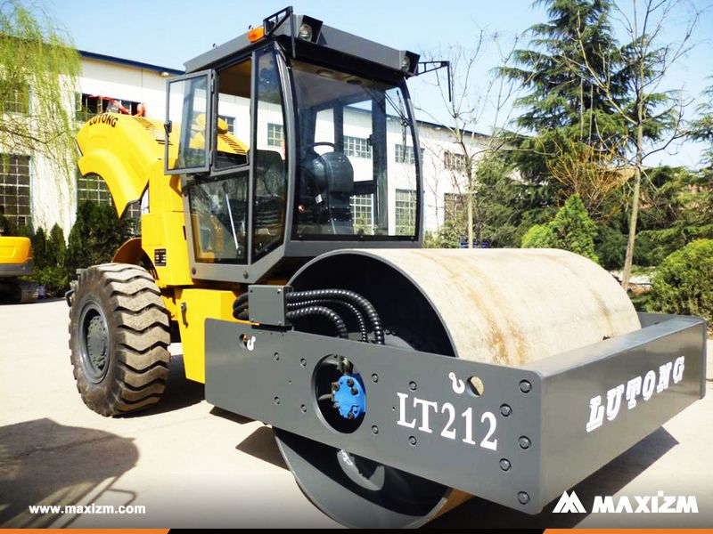 Maxizmcn's tweet photo. #LUTONG Road Roller LT212B🚜 is a heavy-duty vibratory roller with powerful shock & high static line pressure, mainly used for compaction of large-scale foundation projects such as highways, mines, dams, airports.. 👉More about #LT212B, contact #MAXIZM. #RoadRoller #RoadCompactor https://t.co/7eTisToXga