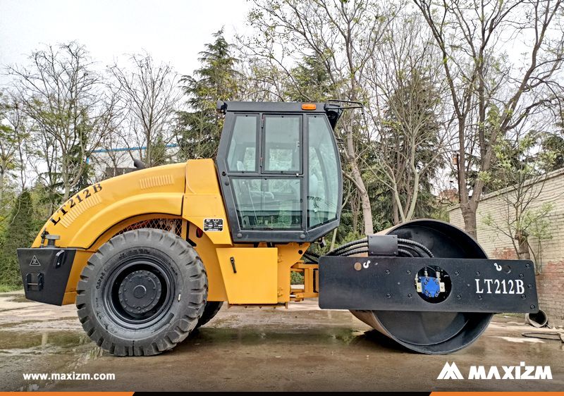 Maxizmcn's tweet photo. #LUTONG Road Roller LT212B🚜 is a heavy-duty vibratory roller with powerful shock & high static line pressure, mainly used for compaction of large-scale foundation projects such as highways, mines, dams, airports.. 👉More about #LT212B, contact #MAXIZM. #RoadRoller #RoadCompactor https://t.co/7eTisToXga