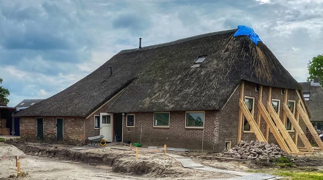 🏡 𝗥𝗘𝗡𝗢𝗩𝗔𝗧𝗜𝗘 𝗠𝗘𝗧 𝗖𝗢𝗡𝗧𝗥𝗔𝗦𝗧𝗘𝗥𝗘𝗡𝗗𝗘 𝗨𝗜𝗧𝗕𝗥𝗘𝗜𝗗𝗜𝗡𝗚, 𝗦𝗜𝗡𝗧-𝗝𝗔𝗡𝗦𝗞𝗟𝗢𝗢𝗦𝗧𝗘𝗥🌾

Ons bureau maakte een totaalrenovatie en uitbreidingsvoorstel voor deze boerderij…:. 

Projectpagina -> lnkd.in/eM-6aQ8m

#architectuur #steenwijkerland