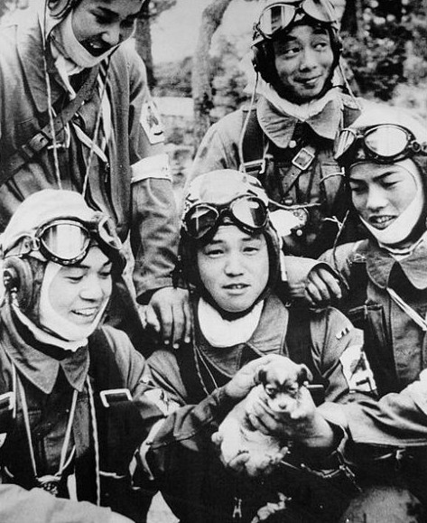 ww2explained's tweet image. #OTD May 26th 1945: Corporal Yukio Araki posing with a found puppy with pilots of Japanese Army 72nd Shinbu Squadron.
 #WW2 #WW2Explained #History