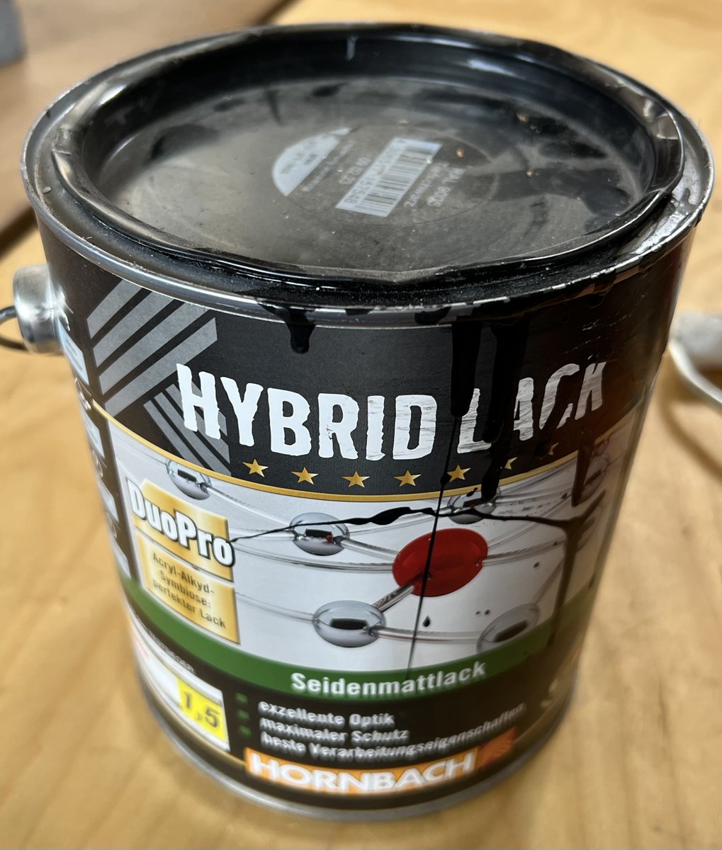 Morgen ist wieder offenes Treffen #OpenFriday und wir werden da sein und die Stühle neu streichen ✨.