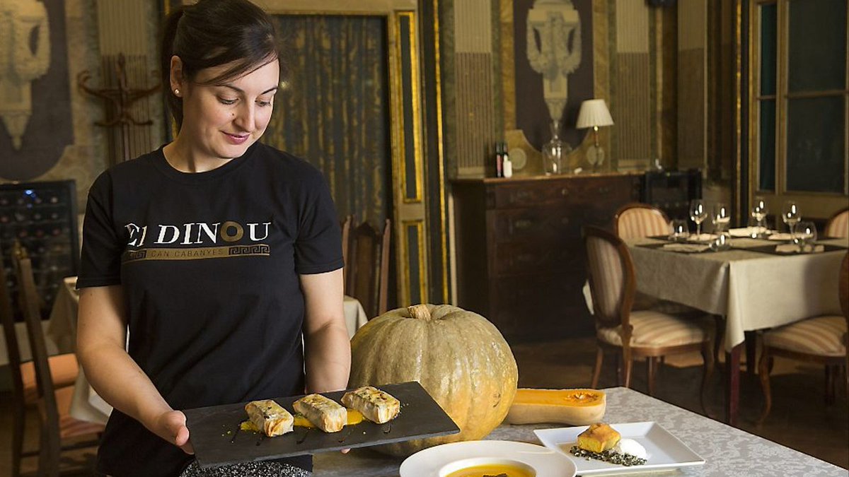 🏛️Centre històric de #VilanovailaGeltru: Restaurant El Dinou.

👩‍🍳La seva filosofia “#SlowFood” tant es pot descobrir amb el menjar com amb el vi, ja que a la seva carta de vins solament trobaràs vins de les 12 D.O.s catalanes.

Reserva Taula visitvilanova.cat/menu-dinou