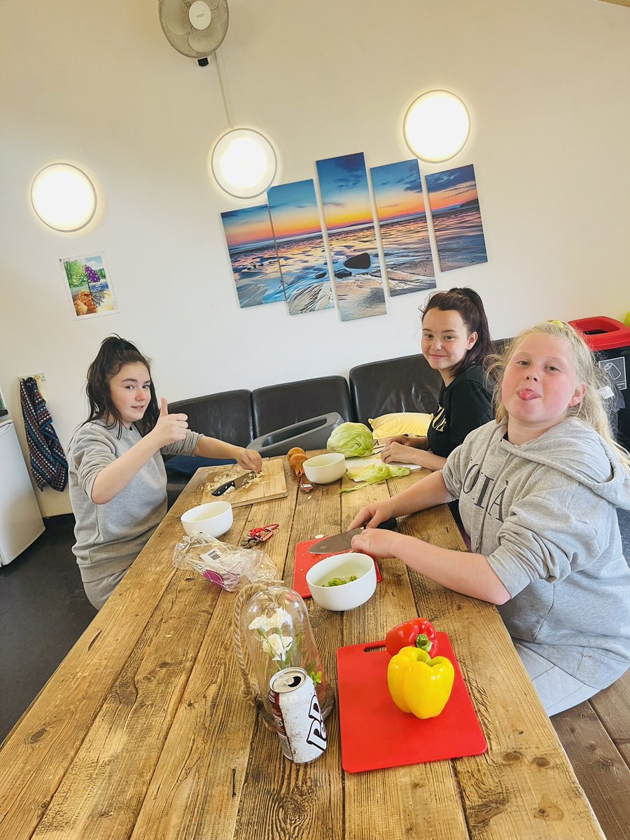 BettwsBGC's tweet photo. Did someone say taco’s?🌮🌮 Bettws Boys and Girls Club had fun yesterday helping to make taco’s as a team effort, and eat them! Yum😋 https://t.co/fk0IbbCIgZ
