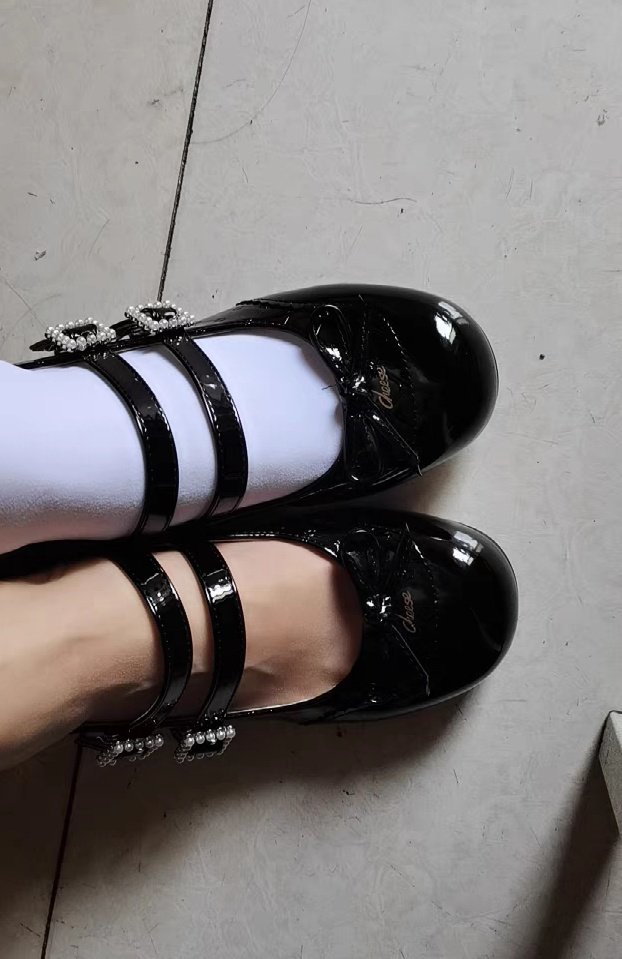 黑色的小皮鞋，脚感不错，芝士物语家漆皮黑色小低跟玛丽珍鞋 #可爱的男孩子  #足控 #鞋控 #玛丽珍鞋