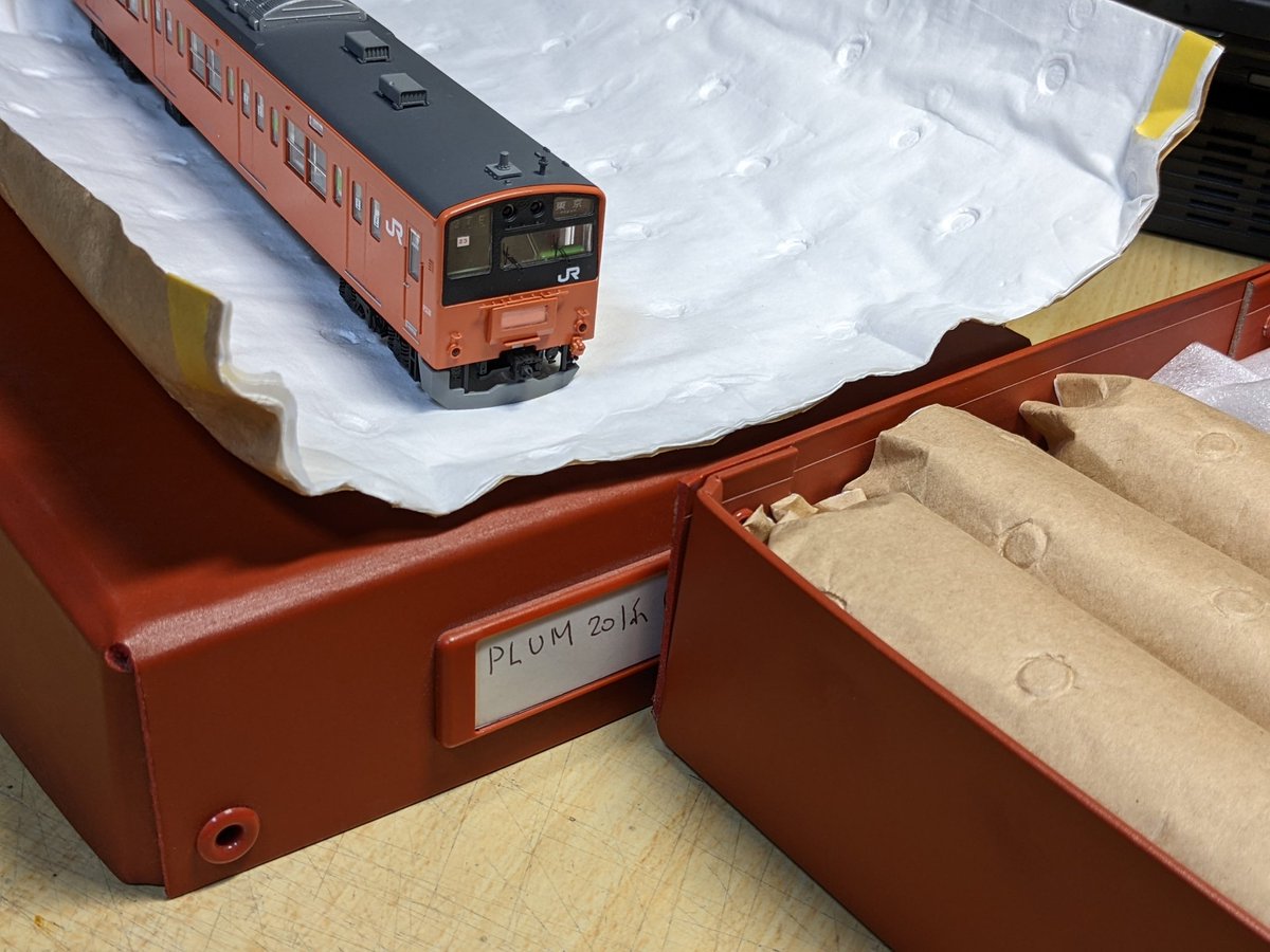 Sc2Z4IxNZsJTRlg's tweet image. 昨晩は無事に走ってくれたので、収納の儀に移行。
今回は20M級4両なので、事務用B5箱にモデルアイコンさんの車両保存特殊紙で包んで入れます。
これにて完成！

#PULM  #201系　#モデルアイコン