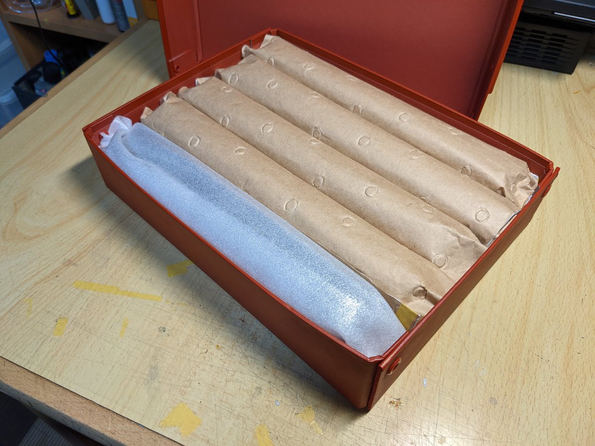 Sc2Z4IxNZsJTRlg's tweet image. 昨晩は無事に走ってくれたので、収納の儀に移行。
今回は20M級4両なので、事務用B5箱にモデルアイコンさんの車両保存特殊紙で包んで入れます。
これにて完成！

#PULM  #201系　#モデルアイコン