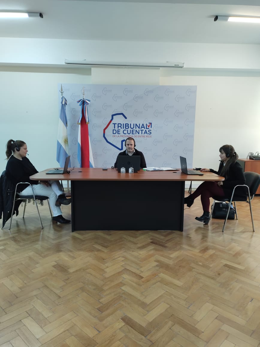 tcentrerios's tweet photo. En la reunión se analizaron y acordaron pautas de control financieras, económicas y pedagógicas inherentes a las planificaciones de los ejercicios 2019-2020-2021 que, en el caso de Entre Ríos, se refieren al trabajo efectuado desde el @cge_entrerios y las escuelas de la provincia https://t.co/fbSKcU3MZK
