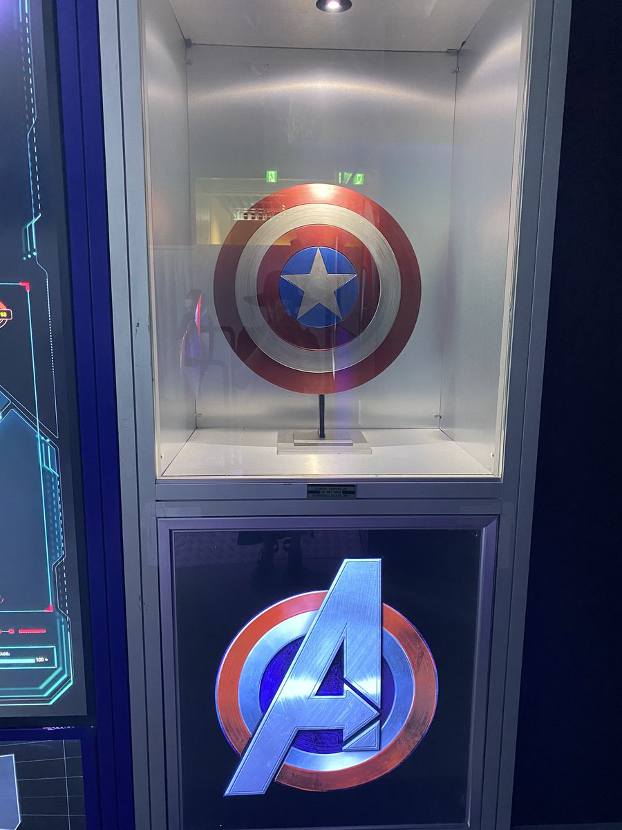 a_z_m_d's tweet photo. アベンジャーズ展見に行ったらヒーロー博物館行ってドキワクするモブの気持ち味わえたんですよ。でもキャップ深く被ってお忍びで来たスティーブロジャースには会えなかったしシーッ🤫もしてもらえませんでした https://t.co/7CjQG1Xh0V