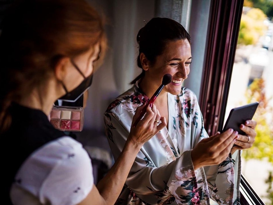 eheseasnpv's tweet photo. El lema de nuestra #sociaehese @joanagarher es que "La belleza es más que simplemente el aspecto de una persona, es la expresión de cómo se siente"💄

Su servicio profesional de maquillaje &amp; peinado te prestará toda su atención.

#maquillajeirun #peluqueriairun #bodasgipuzkoa https://t.co/JGbTamS7nD