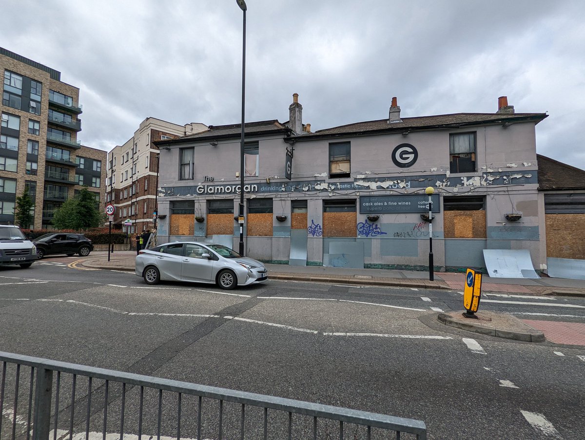 SaveTheGlam's tweet photo. Activity at The Glamorgan today 👀
@TheCronxBrewery @Dorking_Brewery @CroydonCAMRA @CroydonSean https://t.co/fJ1IsD8lMs