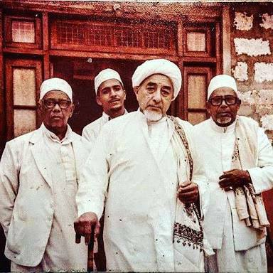 HIDJKSL's tweet photo. [utas] 
Doa Mengusir Jin

Gangguan syaitan dapat dikalahkan dengan shalawat kpd Sayyidina Muhammad Saw, dzikir, dan dgn hati yang selalu mengingat Allah dan RasulNya.

Kemana saja Sayyidina Umar Ra pergi maka syaitan akan berlarian, dari manakah beliau memperoleh itu semua? ⤵️⤵️ https://t.co/Lq8wnTnD0t
