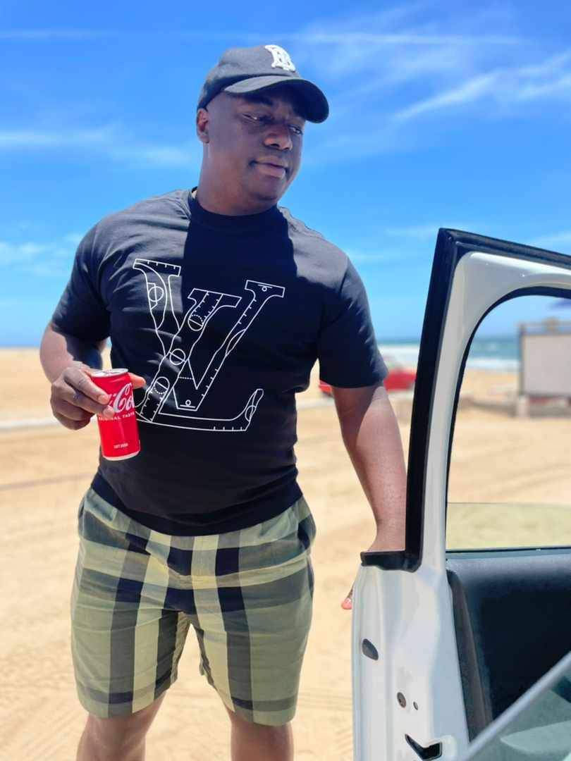 EversonLuhanga's tweet photo. WANTED
Sifiso Innocent Mabuza (39) is sought by the Nelspruit based Hawks’ Serious Commercial Crime Investigation for fraud and contravention of tax administration Act. The court has issued a warrant of his arrest after he fraudulently received R28 million from SARS. 📷 Hawks https://t.co/op26vb1OGx