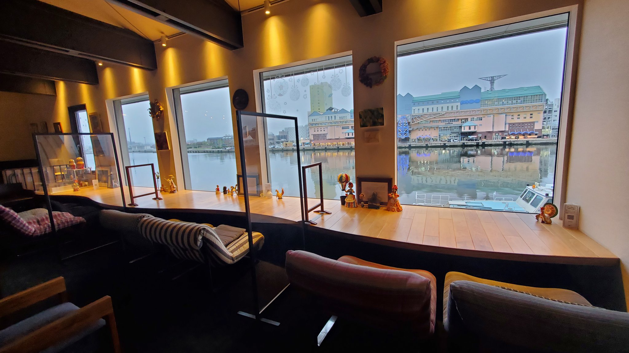 Shunbow 北海道ブログ地方創生 釧路市にある釧路川 沿いのカフェレストラン釧路倶楽部 めちゃくちゃ良い雰囲気の空間が最大の魅力 暗くなるとライトアップされたフィッシャーマンズワーフムーと釧路川を目前にしてのお洒落すぎるデートが堪能できるはず